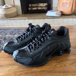 New Nike Shox R4 Triple Black Shoes | Men’s size 7